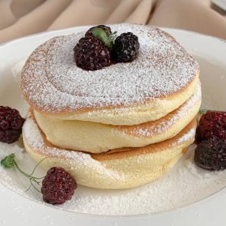 fluffy-pancakes-with-blackberries