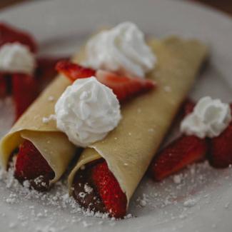crêpes-with-chocolate,-strawberries-and-cream