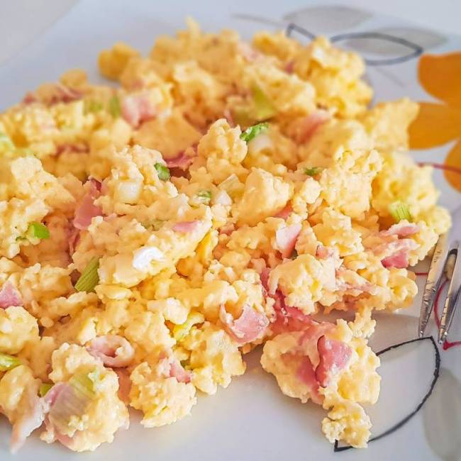 scrambled-eggs-with-onions-and-bacon